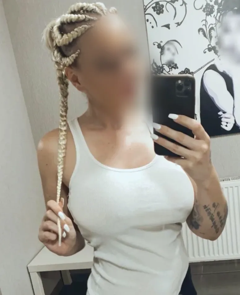 Claudia, 32